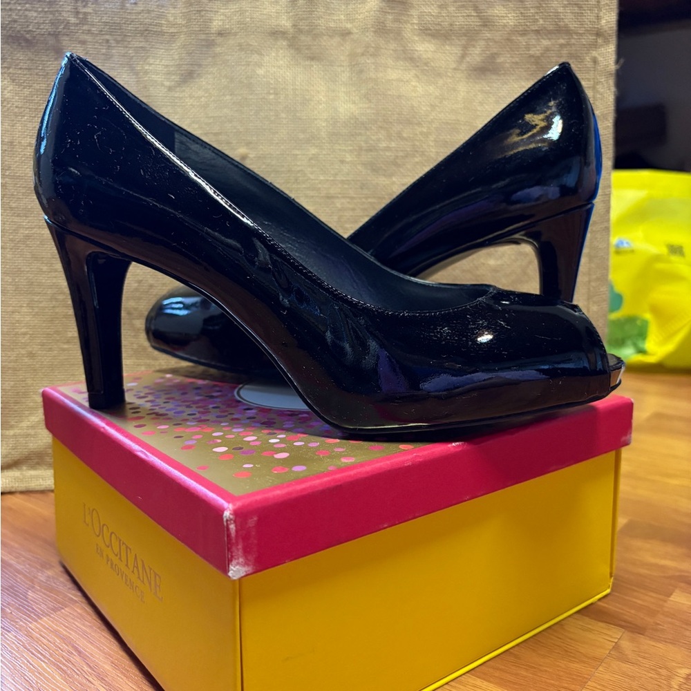 Stuart Weitzman Black Patent Peep Toe Heels – Excellent Condition - Size 9